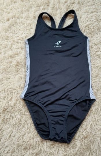 Maillot de bain 1 pièce fille Energetics - 8 ans / 128 cm

​Marque : Energetics
​Taille : 8 ans (indiqué 128 cm sur l'étiquette)
​Couleur : Noir avec bandes latérales mauves
​État : Très bon état

À vendre, ce maillot de bain de natation pour fille de la 