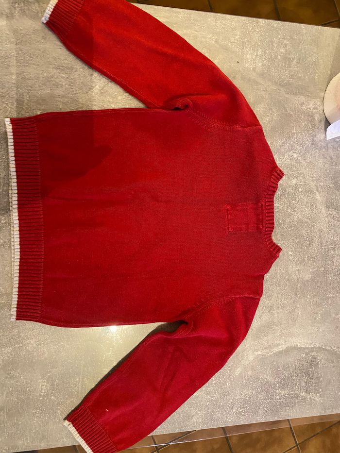 Très joli pull rouge accueillerons Boutonnet sur l’épaule. Très bon état taille quatre ans marque Okaïdi. - photo numéro 9