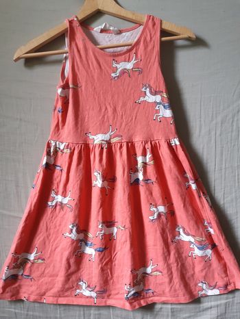 Robe rose avec des licornes