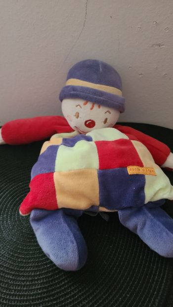 Doudou Clown à carreaux bleu jaune rouge Sucre d'Orge