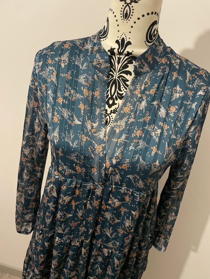 Robe à manches longues en voile doublé bleu satinée à motifs beige col V rue des Abbesses taille 38 - photo numéro 4