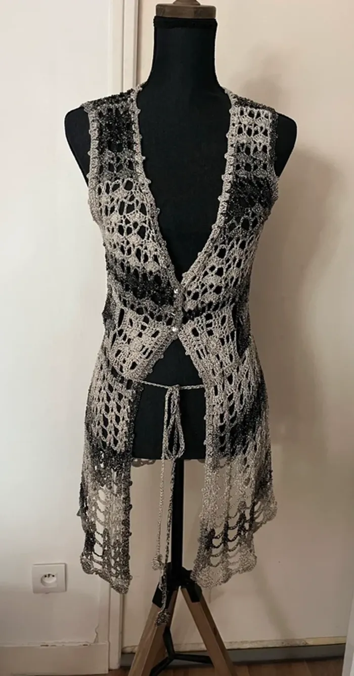 Gilet ajouré en crochet - taille XS - photo numéro 2