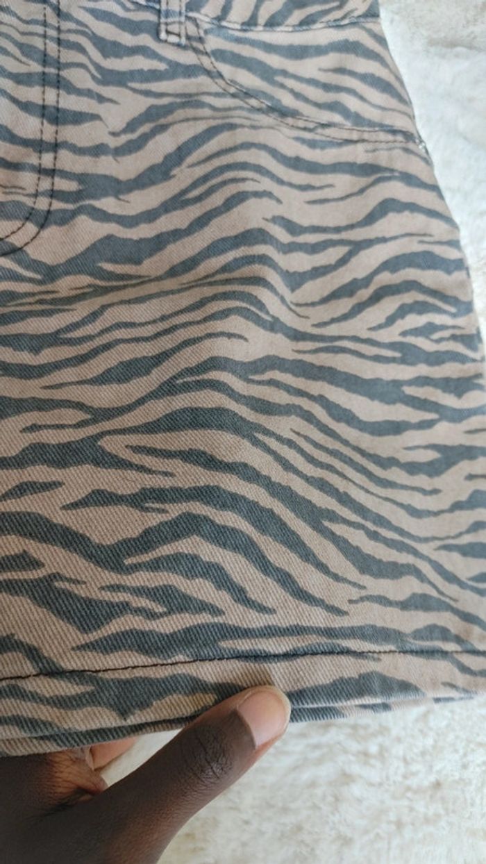 Mini jupe en jean motif zébré zèbre en très bon état - photo numéro 6