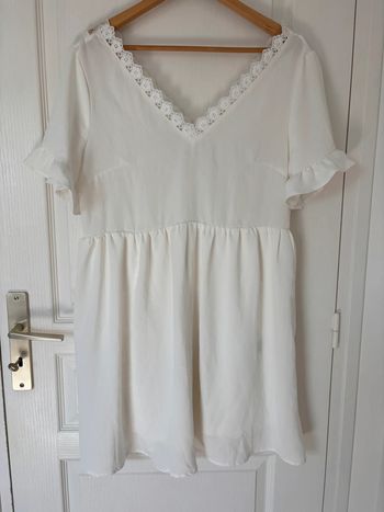Robe blanche décolleté dentelle