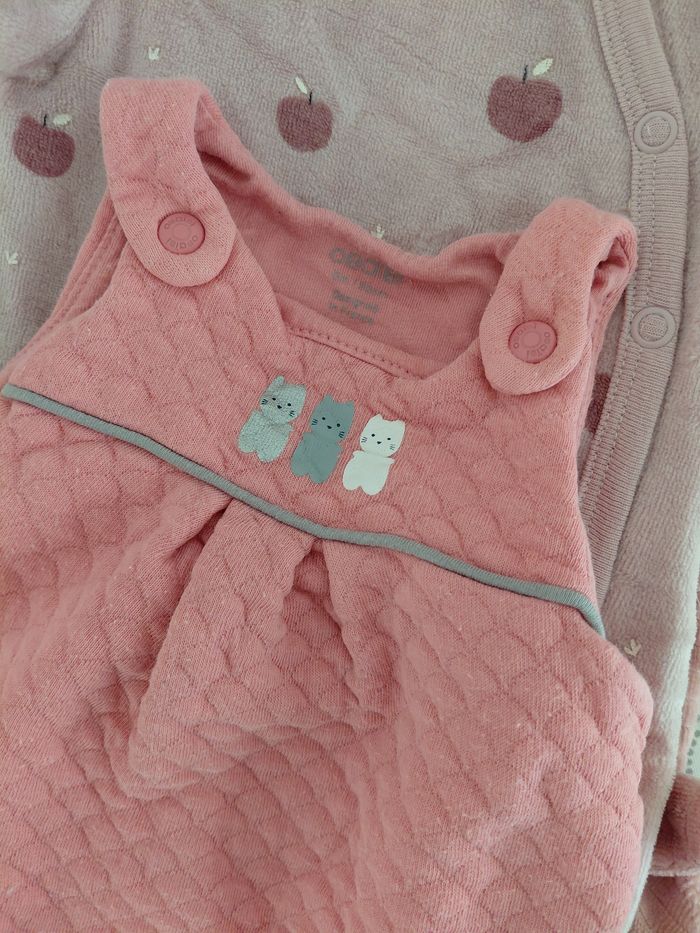 Lot bodies et pyjama 0 mois - photo numéro 2
