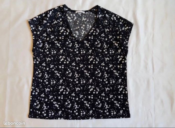 Blouse noire à motifs petites fleurs blanches encolure V Camaïeu taille 38 / M - photo numéro 8