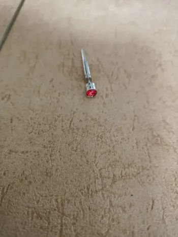 Boucle faux écarteur pierre rouge