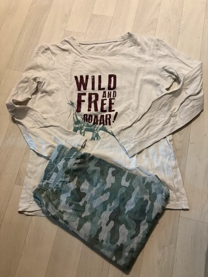 Pyjama in extenso 12 ans motif dinosaure très bon état