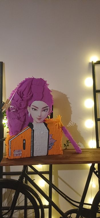 Pinatas XL anniversaire Mira Kpop