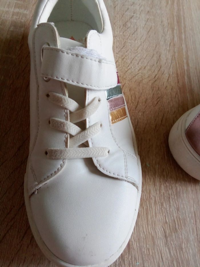 Basket blanche taille 33 à scratch et lacet avec bandes de couleurs sur un côté - photo numéro 5