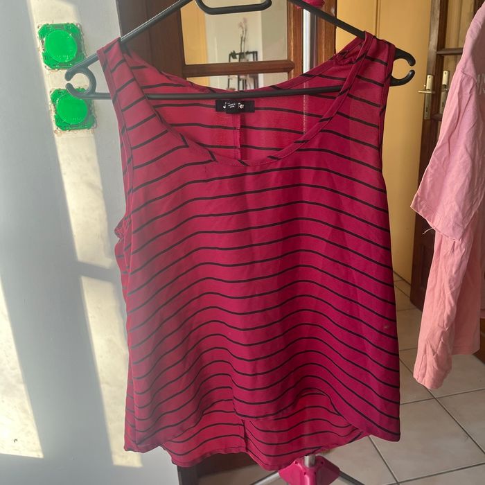 Tee shirt avec une fente dans le bas du dos