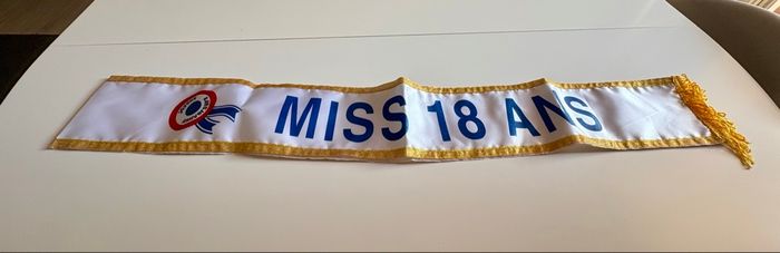 Écharpe Miss 18 ans blanche avec bordure dorée – Anniversaire - photo numéro 6