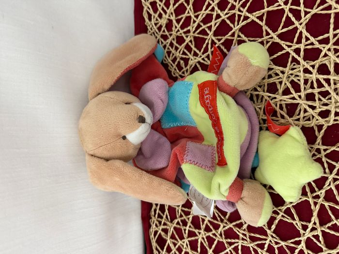 Doudou et compagnie marionnette lapin Zigzag beige rouge vert bleu rose - photo numéro 4