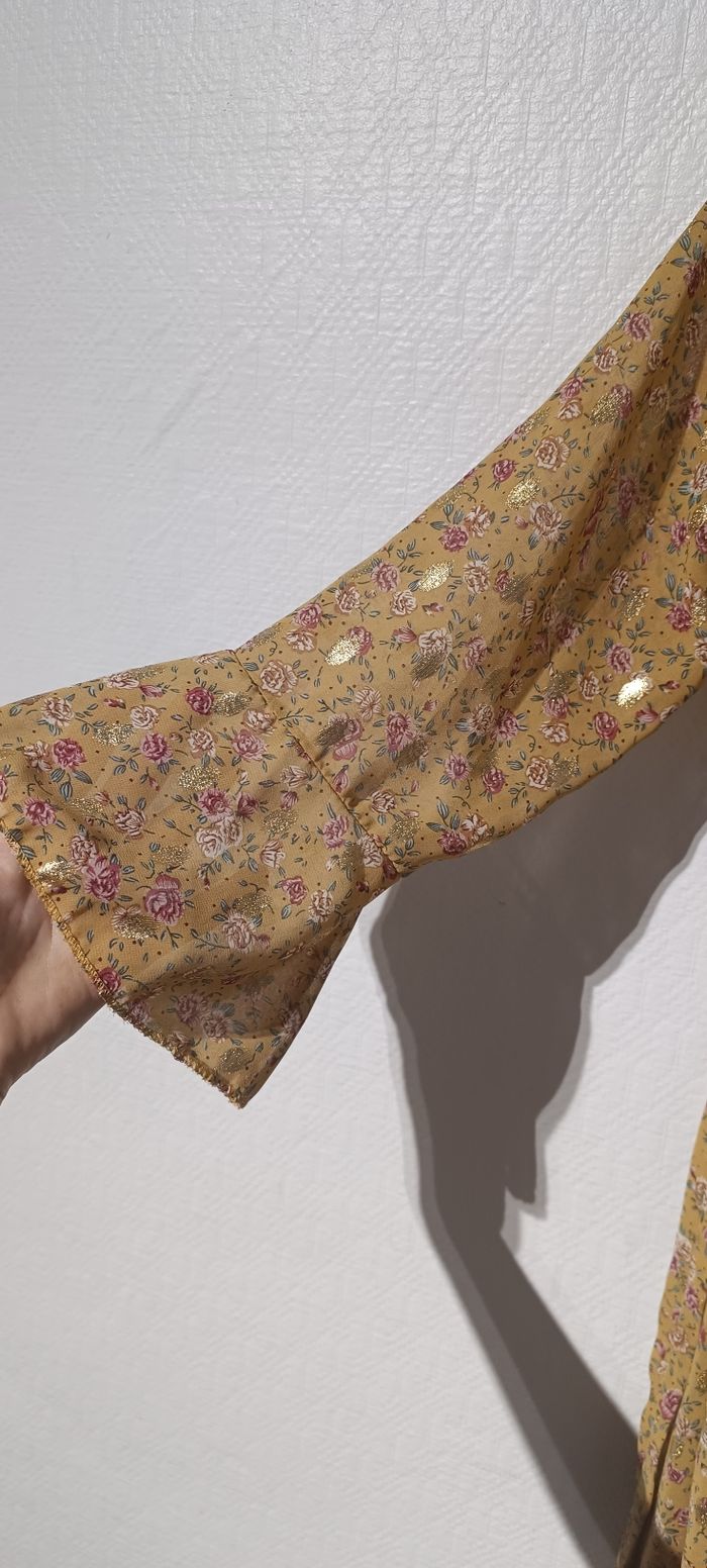 Robe jaune fleurie à détails dorés – manches 3/4 évasées – ceinture – taille M - photo numéro 2
