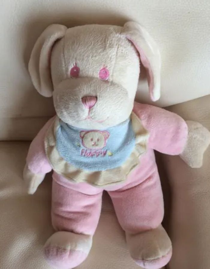 Chien blanc et rose avec un bavoir bleu clair Happy de brodé vintage yeux roses chienne  posture debout  peluche jolie doudou