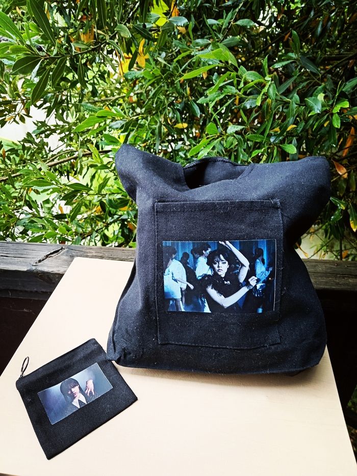 Lot produits dérivés de la série Wednesday (Mercredi) : sac cabas fourre-tout + porte monnaie carré - photo numéro 3