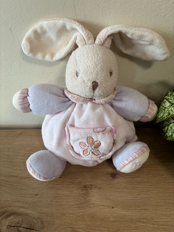 Doudou peluche lapin boule Lilirose mauve rose poche fleur kaloo