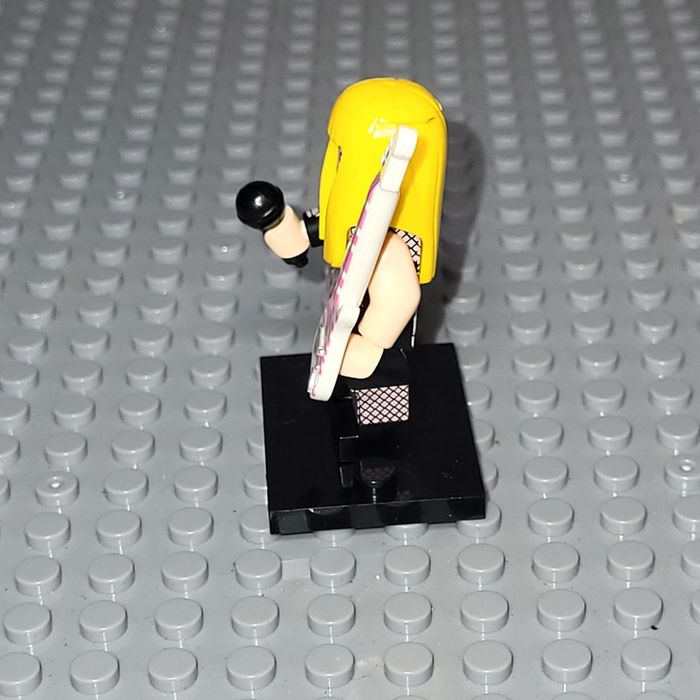 Minifigure / Figurine 🎤 Chanteuse Taylor Swift 🎙 - photo numéro 2