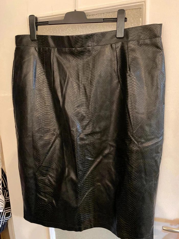 La femme en noir jupe crayon serpentine 4xl