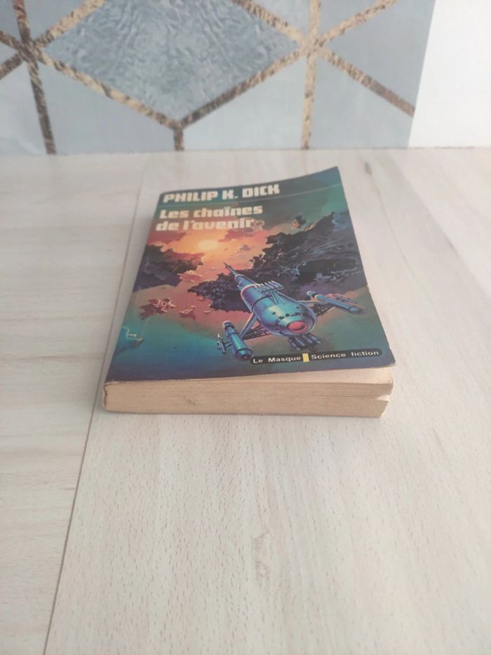 Livre poche le masque science fiction les chaînes de l'avenir Philip K. Dick - photo numéro 2