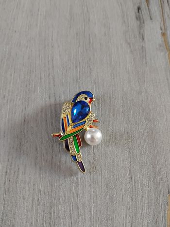 Broche neuve