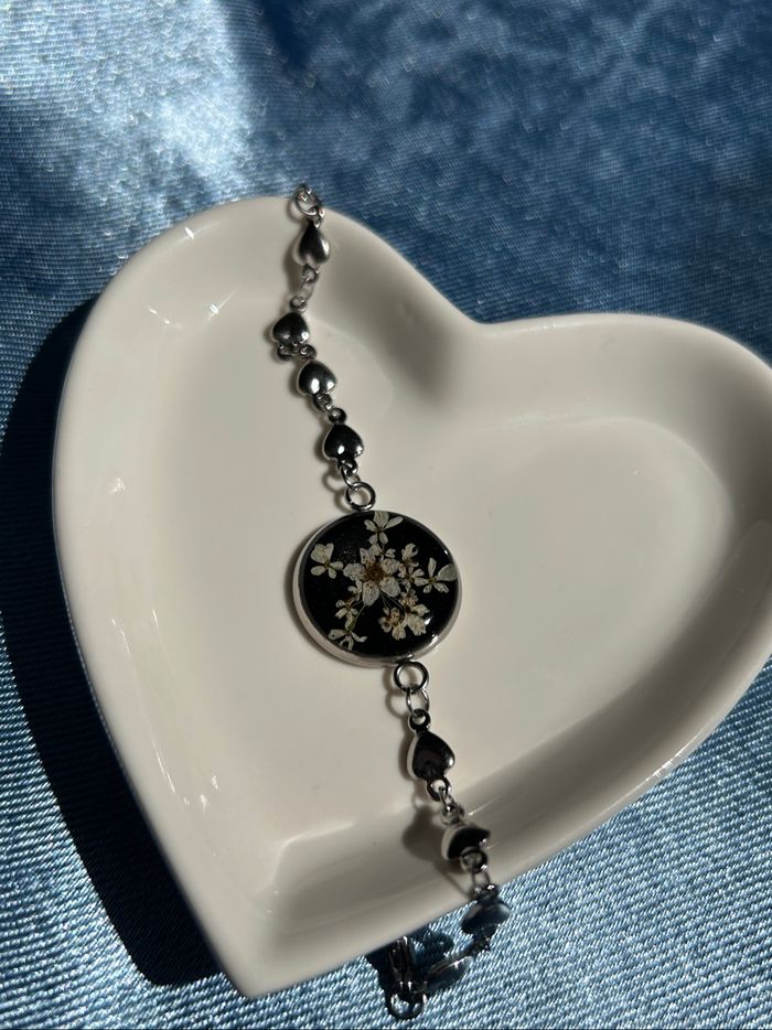 Bracelet argenté avec fleurs séchées - photo numéro 3
