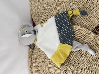 Doudou mouchoir Eléphant en velours - SAUTHON