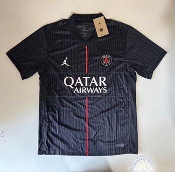 Maillot de foot noir et rouge – NEUF avec étiquette