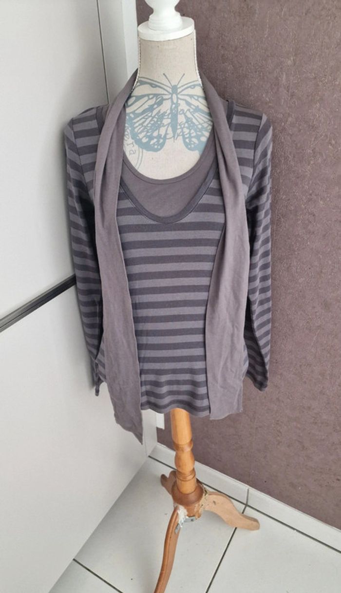 Tee-shirt Esprit taille XL neuf avec étiquette et son écharpe assortie