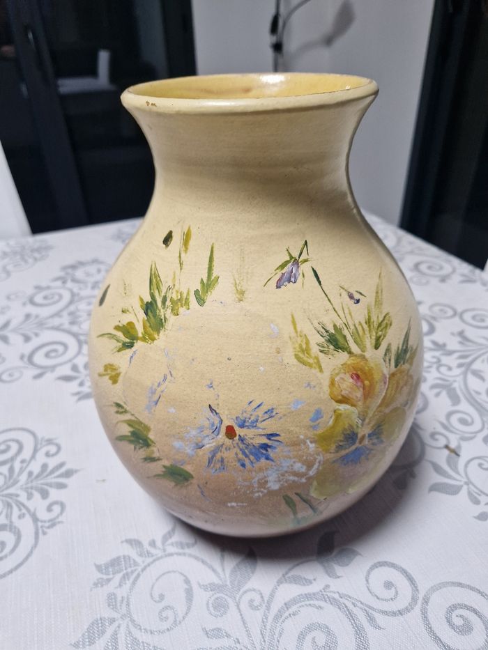 Joli vase en céramique peinte à la main