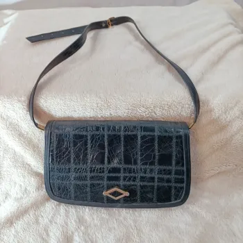 Sac à main vintage noir cuir croco et boucle dorée réglable format épaule S051