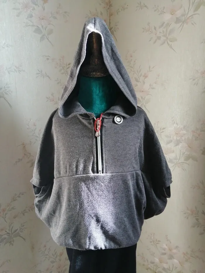 Pull cape fin gris à capuche avec bouton et fermeture / sans marque / (8ans) - photo numéro 3