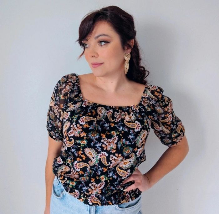 Blouse à manches courtes noire à motifs fleuris cachemire tendance printemps Marque Cache cache Taille 40 L - photo numéro 2