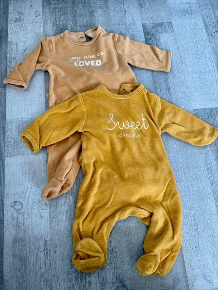 Lot de 2 pyjamas polaires.
