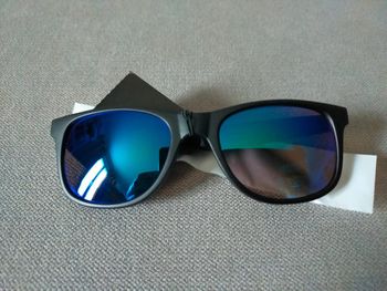 Lunettes de soleil enfant – Monture noire mat & verres verts effet miroir