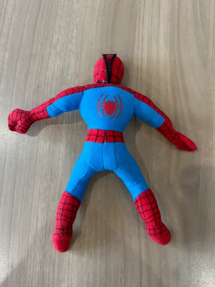 Figurine peluche Spiderman à accrocher - photo numéro 3
