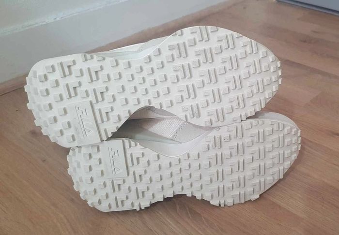 Baskets Fila beige/écru et blanc neuves jamais portées taille 37 - photo numéro 7