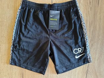Short Nike dri-fit taille S 8-9 ans neuf avec étiquettes