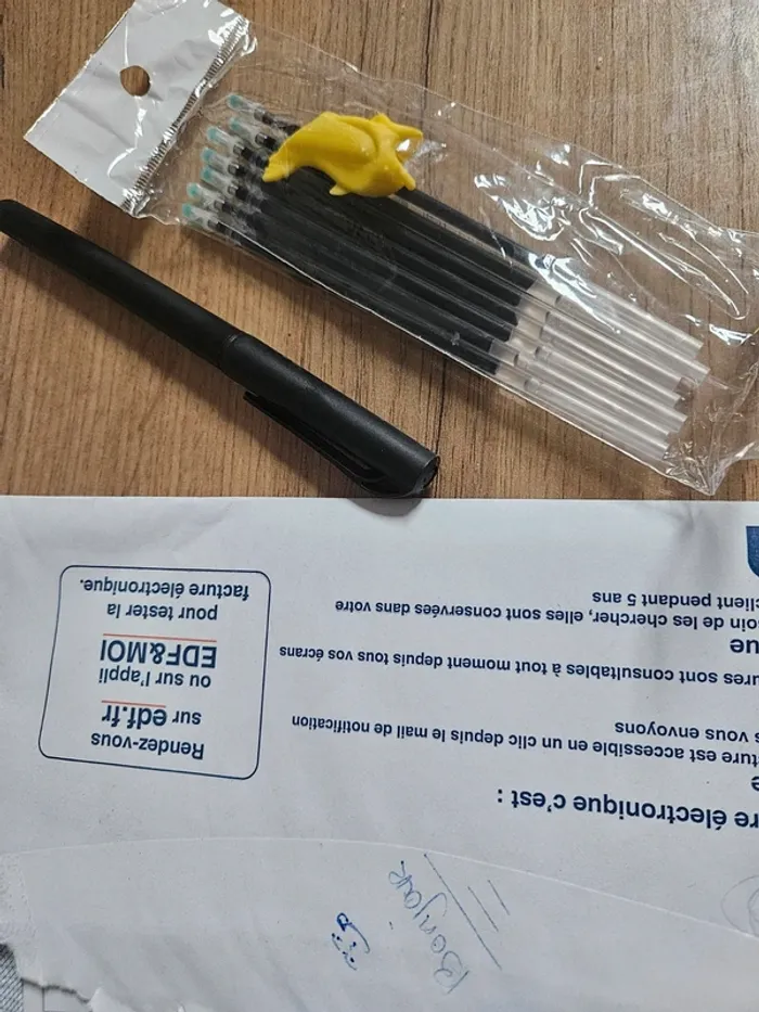 Stylo bleu avec ses recharges bleu - photo numéro 2