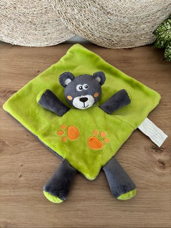 Doudou plat ours gris vert empreintes orange kimbaloo la halle