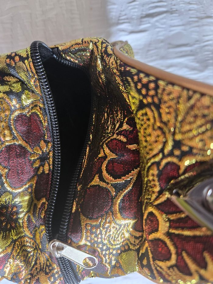 Sac à main aux broderies bordeaux et dorées - photo numéro 7