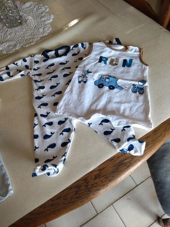 1 pyjama 3 mois et 1 combi short 2/4 mois