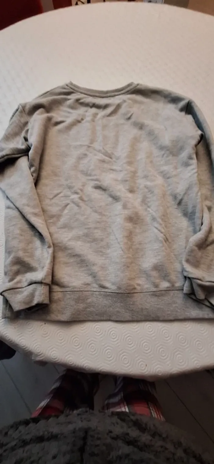 Lot 3 sweats et un tee shirt - photo numéro 3