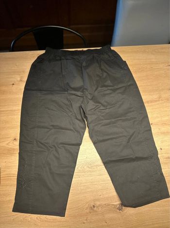 Pantacourt noir petites broderies taille 6
