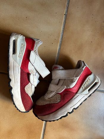 Belle paire de baskets Nike Air T. 25 garçon