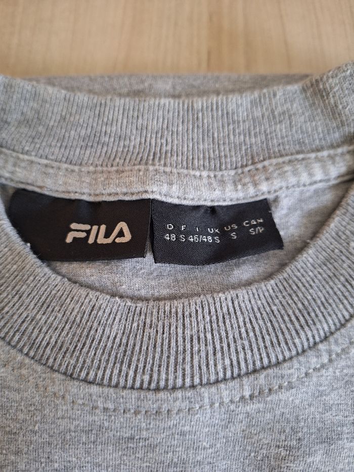 T-shirt taille S marque Fila couleur gris - photo numéro 4