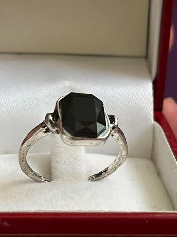 Belle bague en métal argenté avec pierre noire T. 57 femme TBE