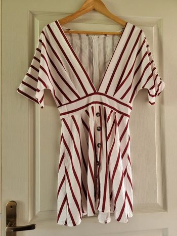 Blouse blanche à rayures bordeaux