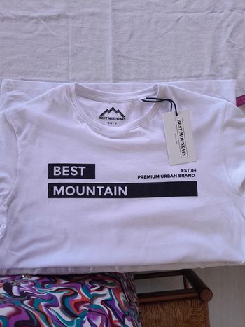Tee shirt Best Mountain neuf avec étiquette