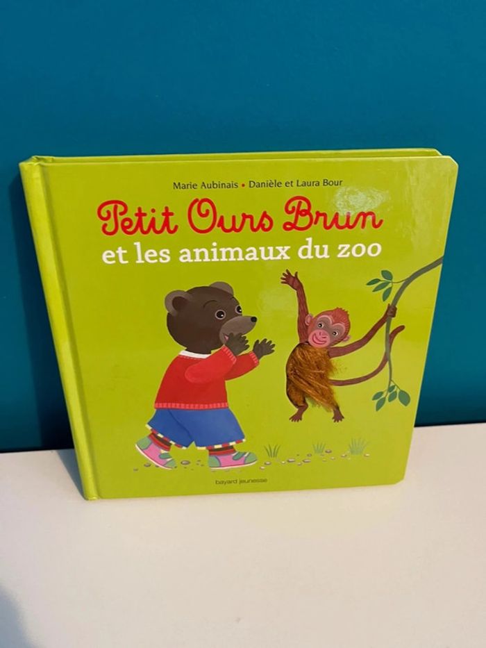 Livre à toucher petit ours brun et les animaux du zoo